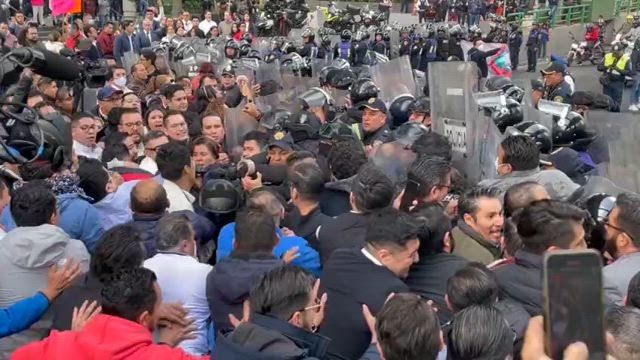 Reportan enfrentamiento entre policías y manifestantes del PJF en Insurgentes Sur