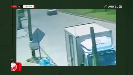 Un auto atropella a un motociclista y fuga brindarle auxilio