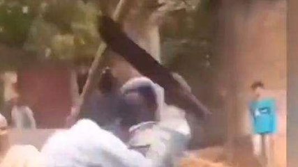 भागलपुर: जमीन विवाद में धारदार हथियार लेकर दौड़ा शख्स, वीडियो वायरल