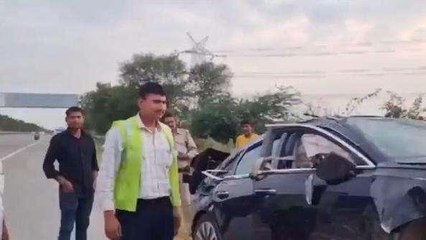 गौतम बुद्ध नगर: तेज रफ्तार कार यमुना एक्सप्रेसवे पर पलटी, एक गंभीर