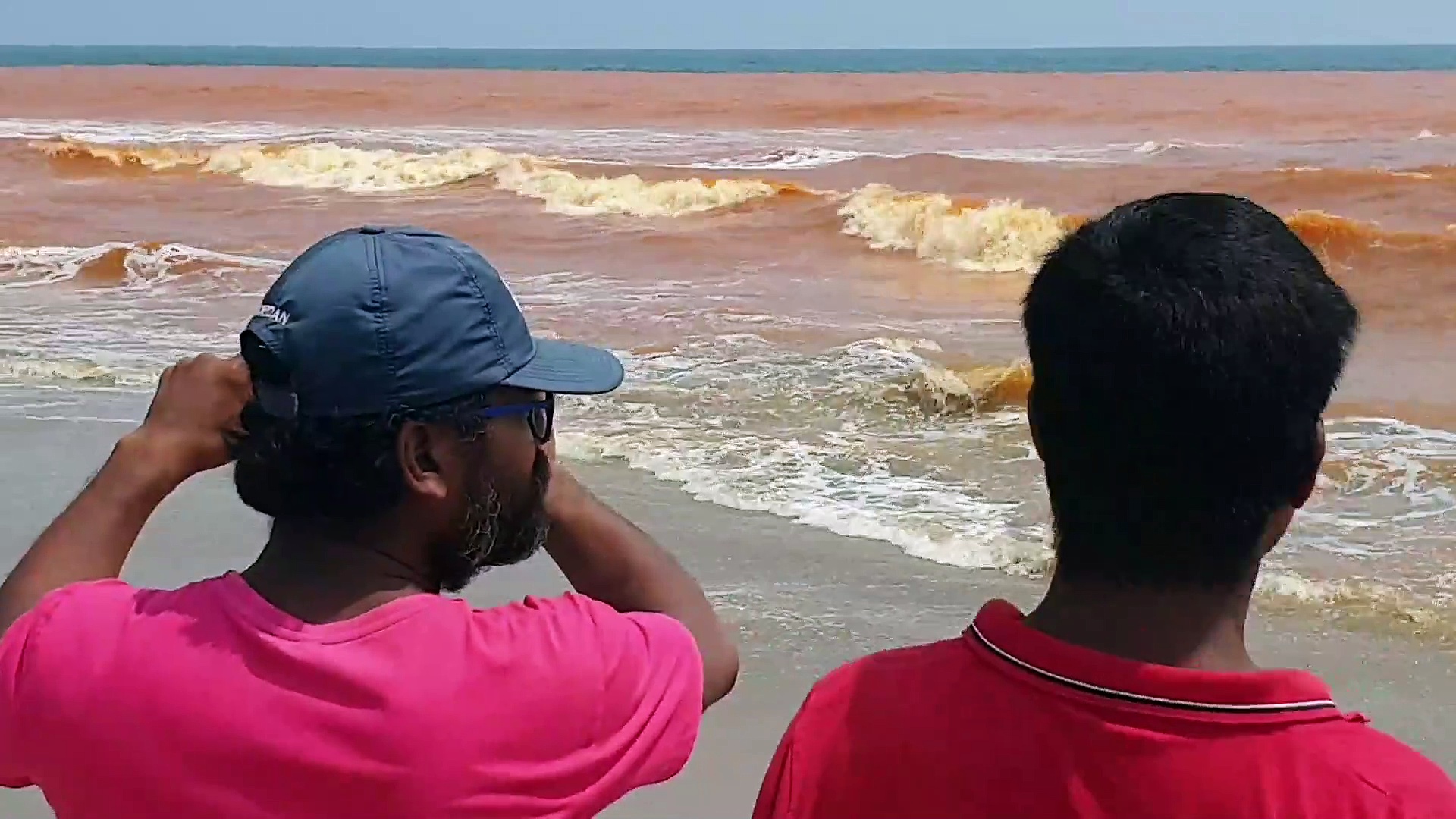 செந்நிறமாக மாறிய கடல்; இயற்கை பேரிடரின் அறிகுறியா? புதுவையில் சுற்றுலாப் பயணிகள் அதிர்ச்சி