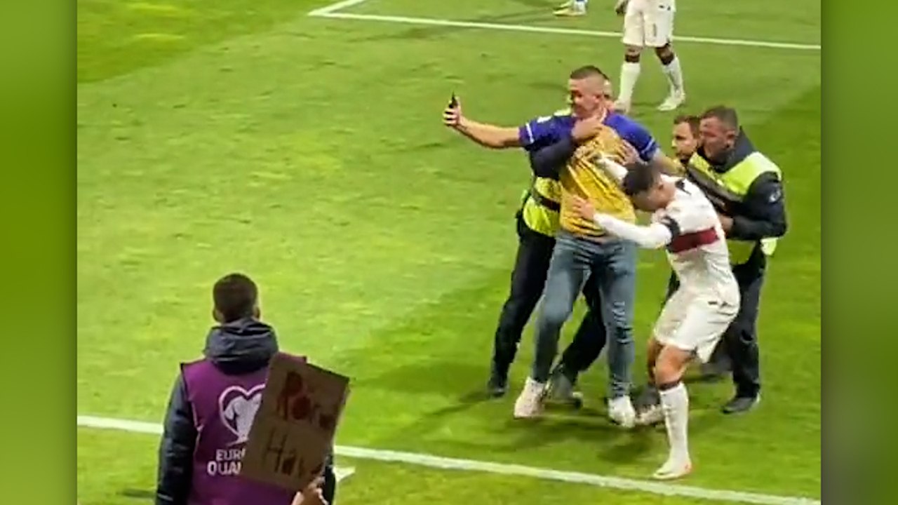 Cristiano Ronaldo ile selfie çekmeye çalışan taraftar, Bosna Hersek-Portekiz maçının ortasında sahaya indi