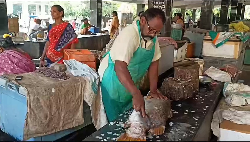 புதுவையில் ரூ.12 ஆயிரத்துக்கு விற்பனை செய்யப்பட்ட ஒற்றை மீன்; மீனவர் மகிழ்ச்சி