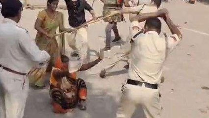 हालात बेकाबू, लोगों ने किया पथराव तो पुलिस ने बरसाईं लठियां, देखिए Video
