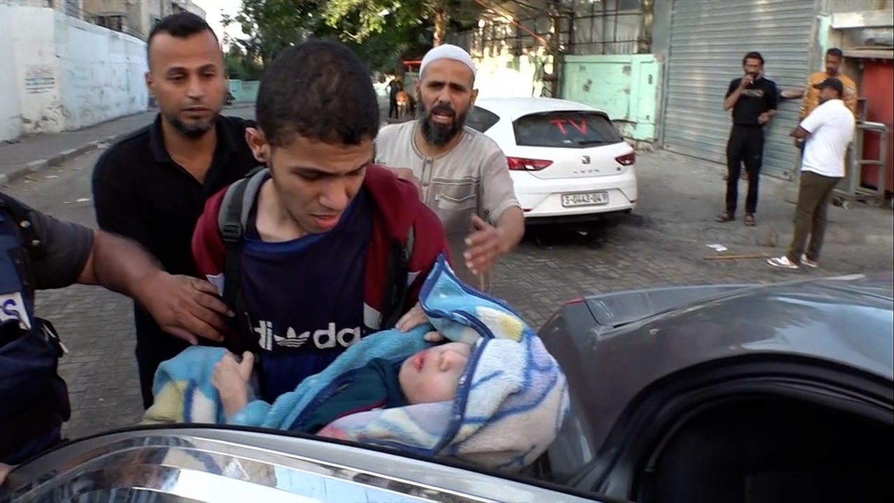 كاميرا الجزيرة ترصد شهادات وآثار القصف الذي استهدف مستشفى المعمداني