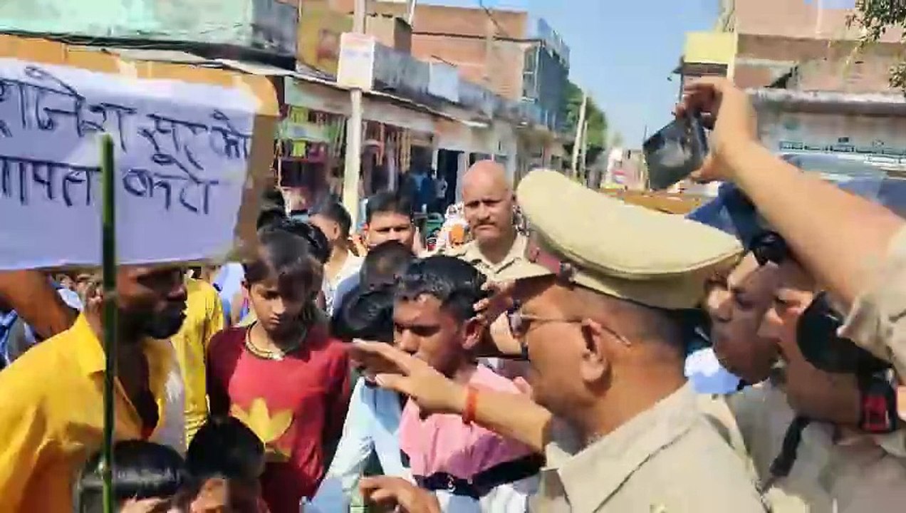 Mau: प्राइमरी स्कूल के बच्चों और अभिभावकों ने मार्ग किया जाम, भीषण जाम में फंसे लोग