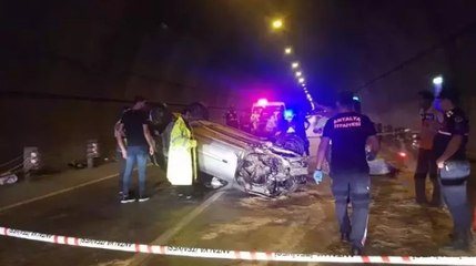 Alanya'da kontrolden çıkan otomobil tünelde takla attı: 2 ölü