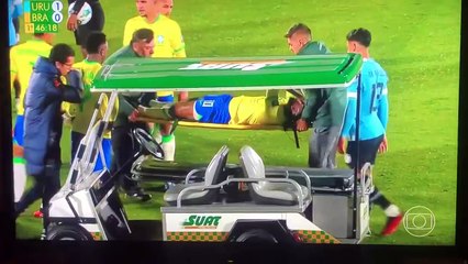 Uruguay - Brésil: Neymar sort sur civière, touché au genou