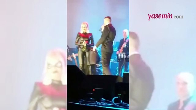 77 yaşındaki Ajda Pekkan, sahne kostümüyle şaşırttı! Kedi kadın kostümüyle şarkı söyledi