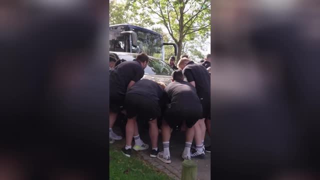 Nouvelle-Zélande - Quand les All Blacks déplacent tous ensemble une voiture