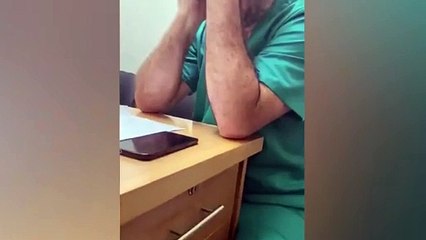 Gazze Sağlık Müdürlüğü Genel Müdürü Mounir Al-Barsh katliam sonrası gözyaşlarını tutamadı