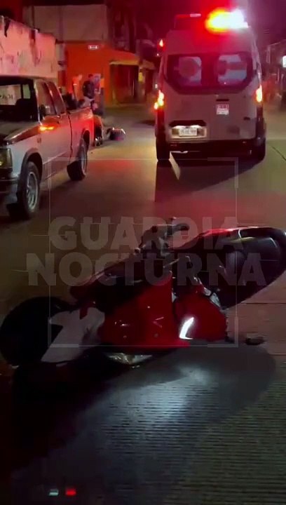 #Preliminar Aparatoso choque entre un vehículo y una camioneta en calles de la colonia San Miguel de Huentitán, deja a motociclistas lesionados #GuardiaNocturna