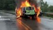 Carro pega fogo ao colidir contra ambulância em rodovia do Oeste de SC