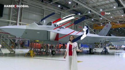 Azerin, KAAN'ın önünde "Çırpınırdın Karadeniz" şarkısını söyledi