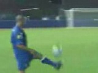 YouTube - Robinho desafiando Ronaldinho Gacho_mpeg4