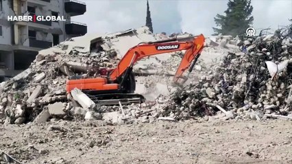 Depremlerde ağır hasar alan 6 bina kontrollü yıkıldı