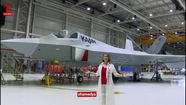 Sanatçı Azerin, KAAN'ın önünde Çırpınırdın Karadeniz şarkısını söyledi!