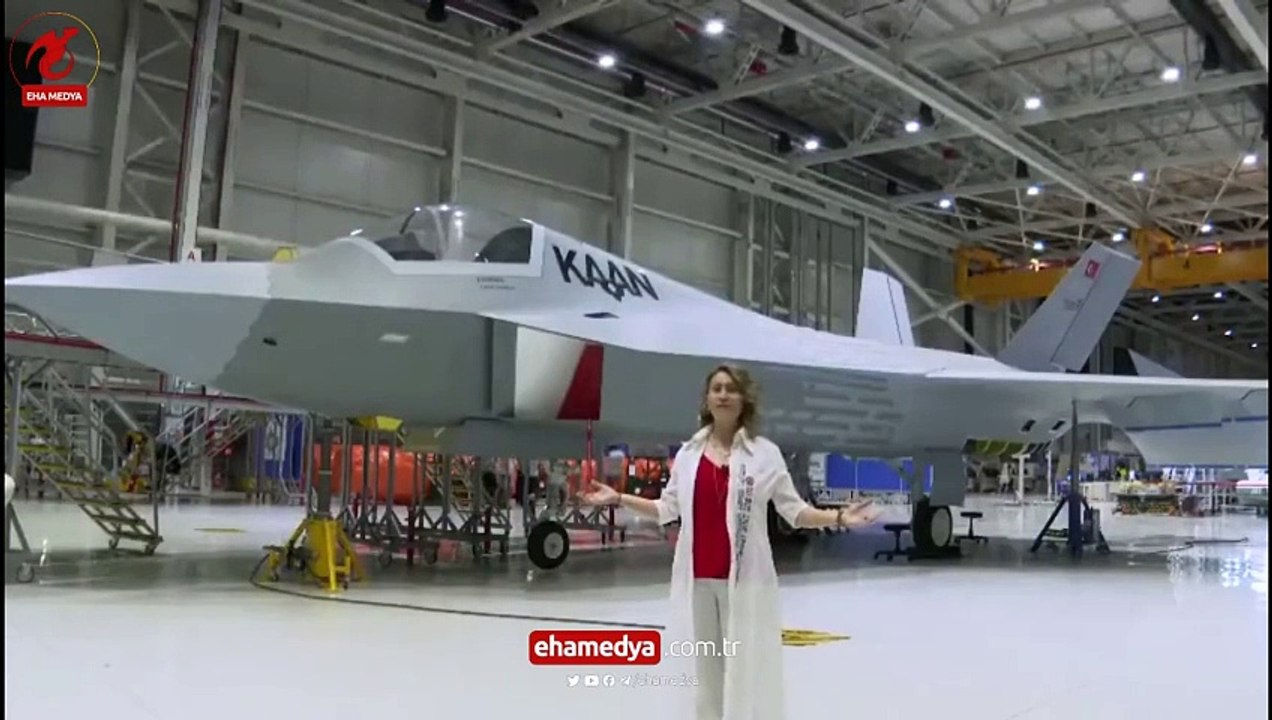 Sanatçı Azerin, KAAN'ın önünde "Çırpınırdın Karadeniz" şarkısını söyledi!