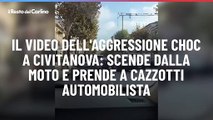 Il video dell'aggressione choc a Civitanova: scende dalla moto e prende a cazzotti automobilista