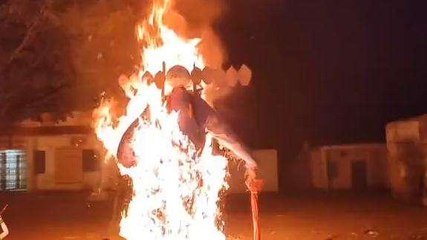 रावण दहन के बाद हुई आतिशबाजी, गांव में मना उत्साह