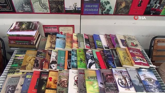 5 tır dolusu kitabı bulunan öğretim üyesinin kitapları evine sığmadı sokağa taştı