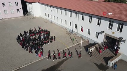 100 öğrenciden 100'ncü yıla özel koreografi