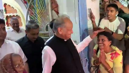 Video herunterladen: Rajasthan Politics: आधी रात को सूर्यकांता व्यास के घर पहुंचे मुख्यमंत्री अशोक गहलोत, सियासी पारा चढ़ा