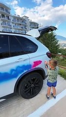 Son fils apporte des peintures en aérosol à une voiture chère