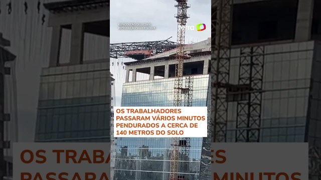 Operários ficam pendurados a mais de 100 metros de altura após andaime desabar em SP