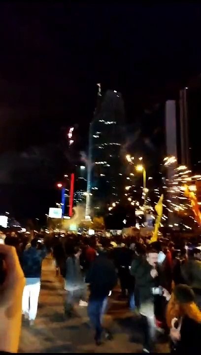 İsrail Konsolosluğu'na 'havai fişek' attılar!