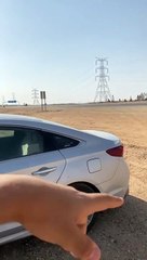 Une tige de fer a transpercé sa voiture et il a eu beaucoup de chance
