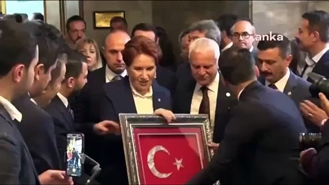 Meral Akşener a réprimandé le journaliste qui a posé la question ＂Sinan Aygün： À partir de maintenant, je demanderai ＂Autorisez-vous？＂ pour chaque personne que je rencontre ?