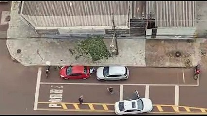 Imagem mostra contrabandista tentando se esconder embaixo de carro