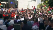 نحو عشرة آلاف يتظاهرون قرب سفارة إسرائيل في عمَّان بعد قصف المستشفى في غزة