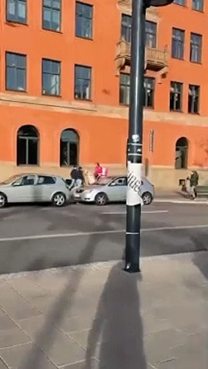 Un cheval aide à livrer de la nourriture à des humains affamés