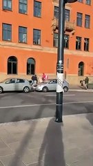 Un cheval aide à livrer de la nourriture à des humains affamés