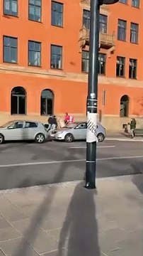 Un cheval aide à livrer de la nourriture à des humains affamés