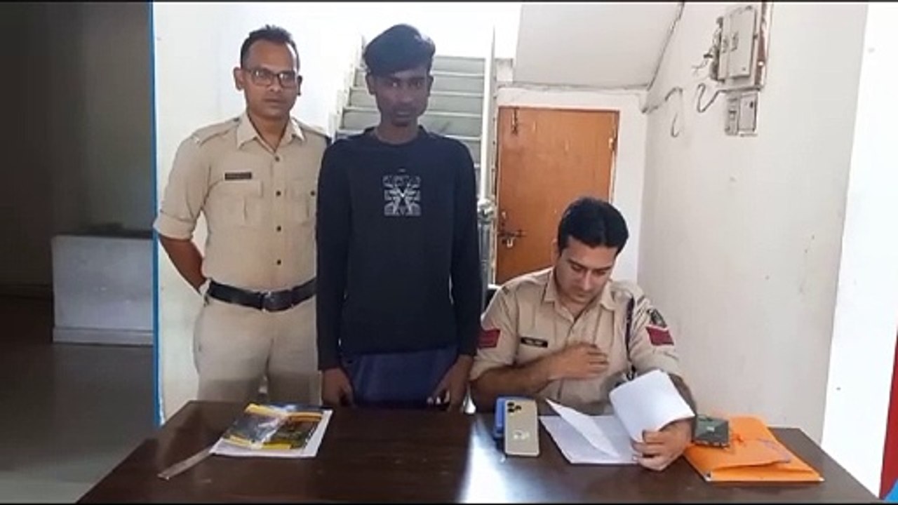 The employee was cheating the owner of thousands of rupees, CCTV camera caught the theft