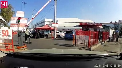 Un pilote de scooter essaie de combler l'écart