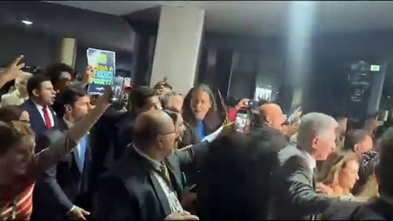 Celular de assessor cai na cabeça da senadora Soraya Thronicke (Podemos-MS)