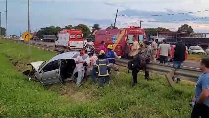 Carro com quatro jovens capota na BR-369 em Aricanduva