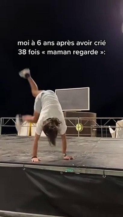 Moi à 6 ans apres avoir crié 38 fois « maman regarde »