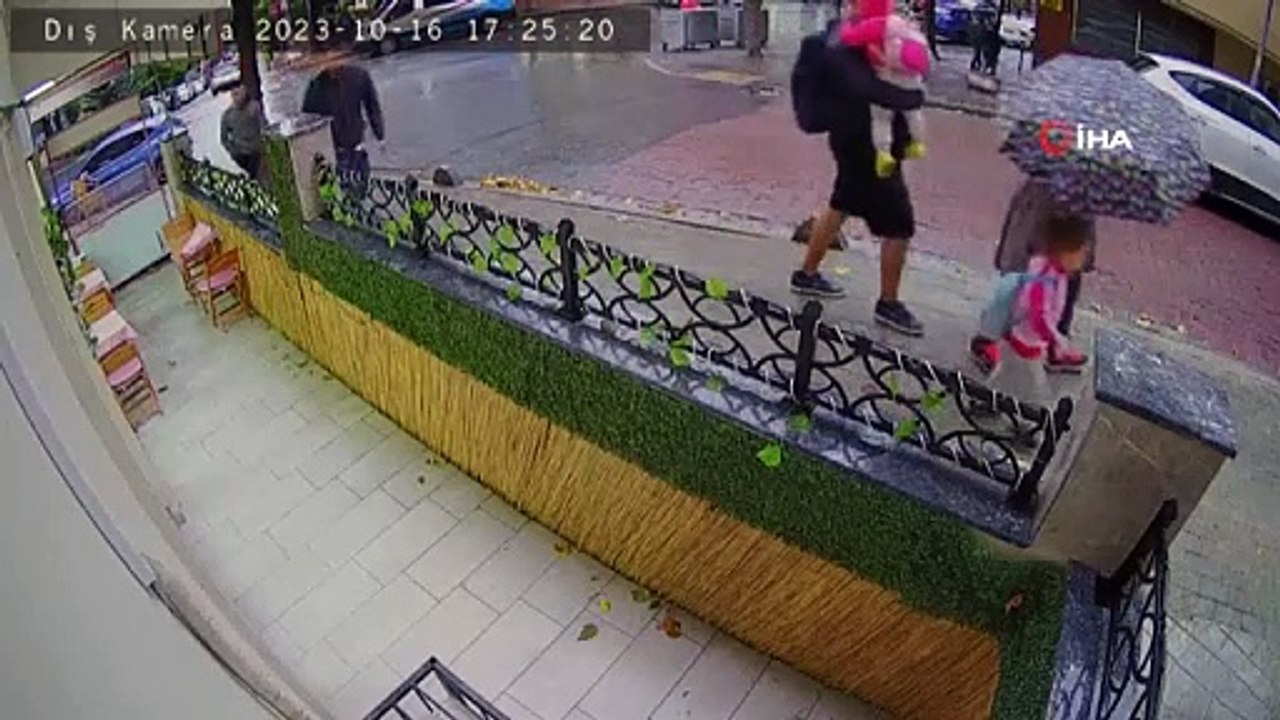Avcılar'da cep telefonu hırsızlığı kamerada