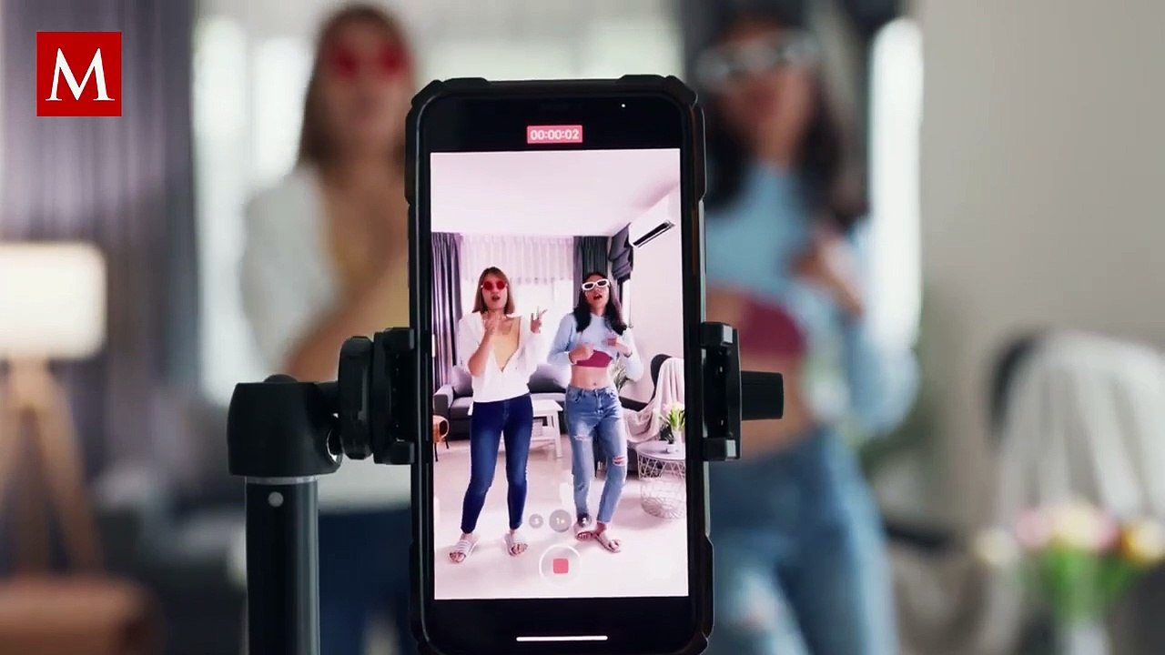 Hombre rescata a perrito de un lago congelado; rompió el hielo con sus manos