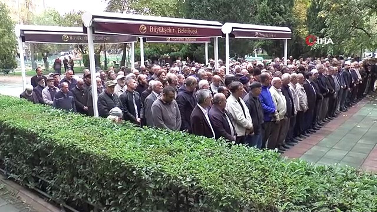 Eskişehir'de Gazze'de İsrail'in hastane saldırısında hayatını kaybedenler için gıyabi cenaze namazı kılındı