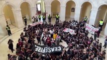 Pacifistas judíos detenidos en una protesta por el alto el fuego en el Capitolio de EE.UU.