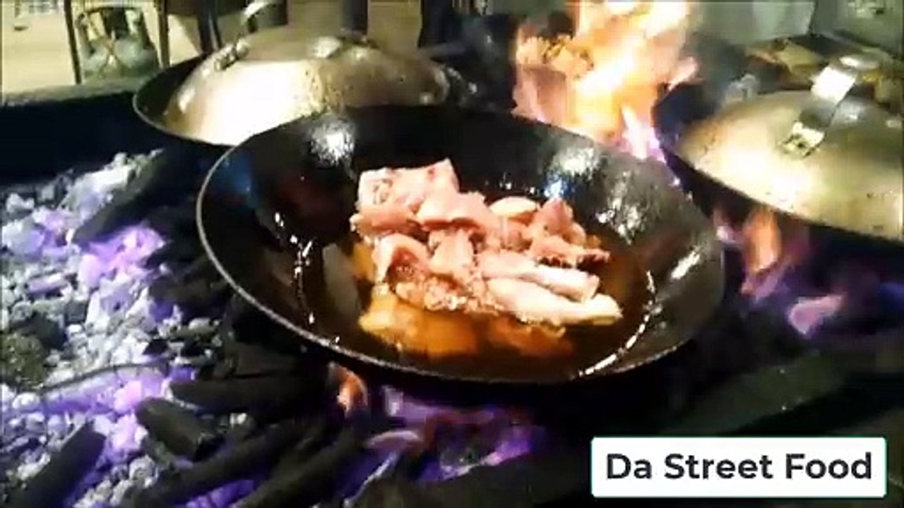 Famous Restaurant Style Chicken Karahi at stree...