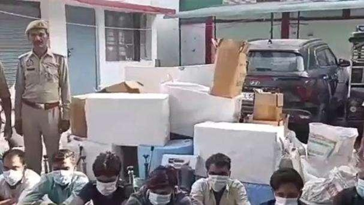 बागपत: पुलिस ने अवैध पटाखा फैक्टरी से आठ आरोपी दबोचे
