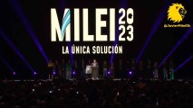 Milei se entrega a las masas al final de su campaña en Buenos Aires.