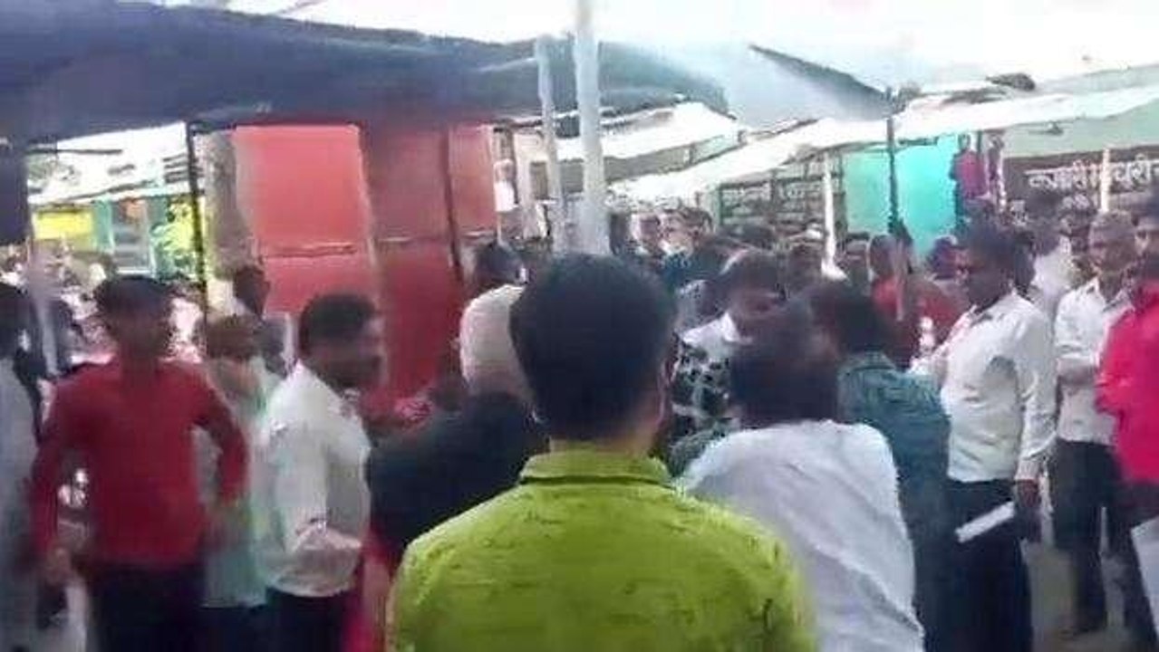 रामपुर: बैनामे का विरोध करने पर जेठ और बहू में चली चप्पलें और घूंसे, वीडियो वायरल